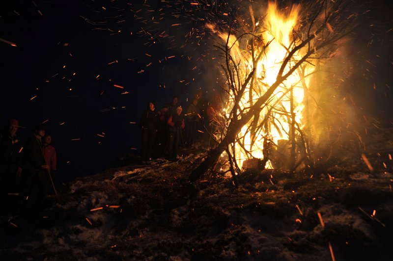 16 der Wind facht das Feuer immer wieder an.jpg